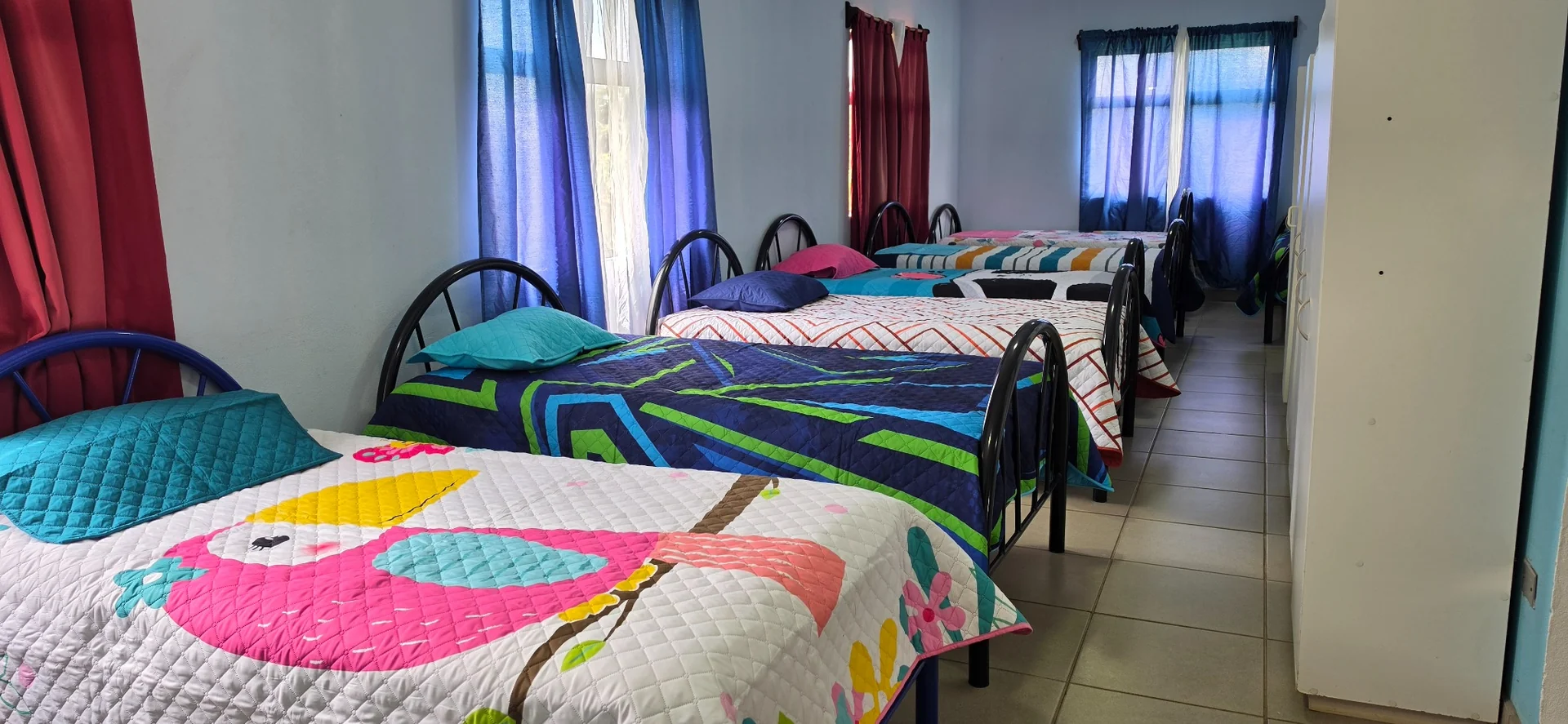 Dormitorio compartido de Renacer, vista hacia las ventanas