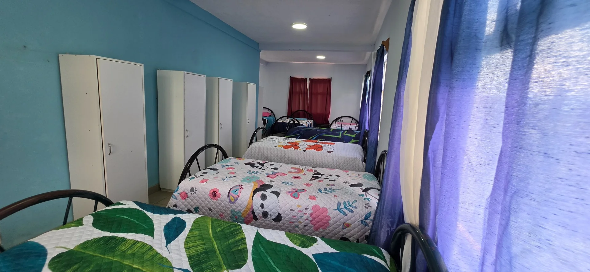 Dormitorio compartido de Renacer, vista de camas y armarios